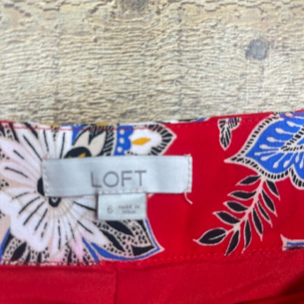 LOFT Red Lined Floral Skirt with Side Zipper size 6 - Picture 3 of 4